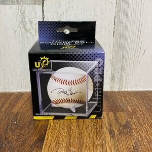 Square box to display a baseball